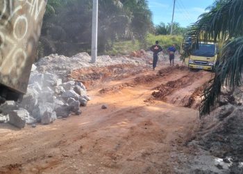 , PT Perkebunan Nusantara (PTPN) Regional 4 melalui Kebun Tanjung Lebar melakukan perbaikan jalan yang rusak parah di desa Tanjung Lebar kecamatan Sungai Bahar kabupaten Muaro Jambi