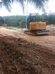 Petani membawa hasil kebun kelapa sawit dan tanaman lain, selalu melintas jalan ini. Makanya kami perbaikan dengan total biaya Rp. 45.000.000