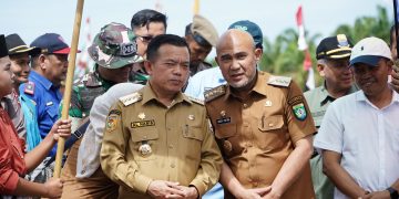 Gubernur Al Haris juga memberikan apresiasi kepada masyarakat Jujuhan Ilir yang tetap mempertahankan lahan sawah ditengah gencarnya ekspansi kebun kelapa sawit