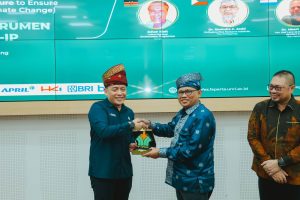PTPN IV PalmCo telah menempuh beragam inisiatif penting untuk mendongkrak produktivitas petani, mulai dari Program BUMN Untuk Sawit Rakyat