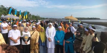Bupati Tanjabtim, Dillah Hikmah Sari, dalam sambutannya menyampaikan rasa syukur atas kelancaran acara Mandi Safar tahun ini