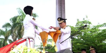 Gubernur Al Haris juga memaknai HUT RI ini dengan memberi pesan khusus kepada para generasi muda, dimana menurutnya di era digital yang penuh kompetisi, anak-anak muda harus memiliki daya saing tinggi, penguasaan teknologi, dan wawasan global