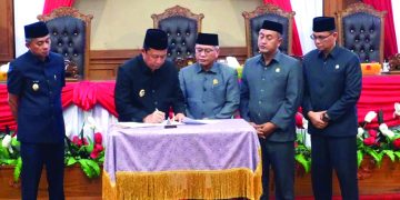 Rapat paripurna ini mengusung agenda penting, yakni Penyampaian Pendapat Akhir Fraksi-Fraksi DPRD terhadap Rancangan Peraturan Daerah (Ranperda) tentang Perubahan Anggaran Pendapatan dan Belanja legislatif
