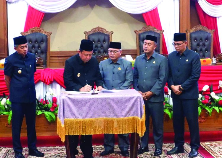 Rapat paripurna ini mengusung agenda penting, yakni Penyampaian Pendapat Akhir Fraksi-Fraksi DPRD terhadap Rancangan Peraturan Daerah (Ranperda) tentang Perubahan Anggaran Pendapatan dan Belanja legislatif