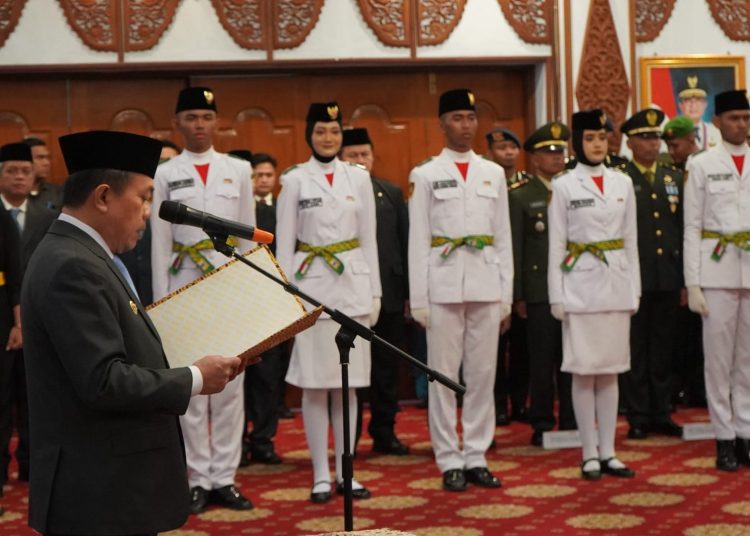 Pengukuhan anggota Paskibraka Provinsi Jambi diawali dengan prosesi penuh makna, dimulai dengan pengucapan Ikrar Putra Indonesia. Seluruh anggota Paskibraka diwakili oleh pemimpin upacara kemudian mencium bendera merah putih sebagai simbol kesetiaan dan cinta tanah air