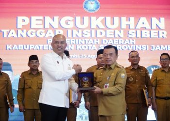 Gubernur Al Haris juga menggarisbawahi urgensi peningkatan kualitas sumber daya manusia (SDM), mengingat penguasaan teknologi siber sangat krusial bagi kompetensi aparatur pemerintah