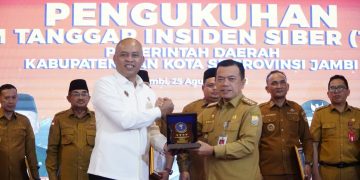 Gubernur Al Haris juga menggarisbawahi urgensi peningkatan kualitas sumber daya manusia (SDM), mengingat penguasaan teknologi siber sangat krusial bagi kompetensi aparatur pemerintah