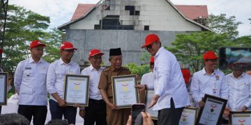 Wagub Sani menyampaikan penghargaan yang setinggi-tingginya kepada Rektor, jajaran pimpinan, para dosen, panitia, serta mahasiswa senior Universitas Jambi yang telah bekerja keras sehingga rangkaian kegiatan PKKMB tahun 2025 berjalan lancar, tertib, dan penuh dengan nilai edukasi. "Bagi adik-adik mahasiswa baru, PKKMB menjadi pintu gerbang untuk memasuki kehidupan akademik yang sesungguhnya