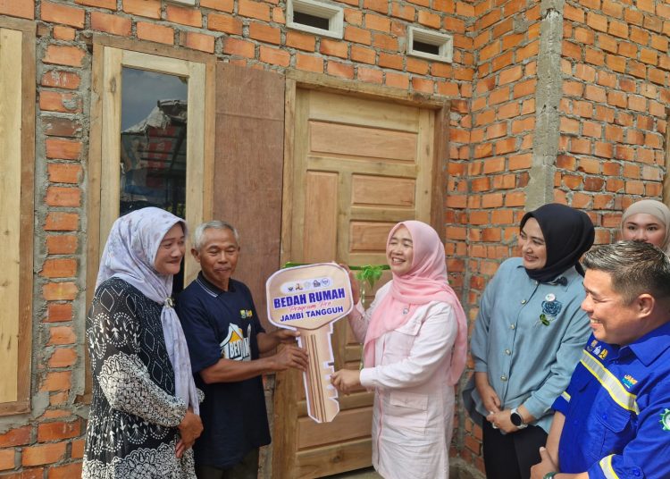 Hj. Hesti Haris meninjau langsung kondisi rumah yang telah selesai maupun yang masih dalam tahap penyelesaian akhir