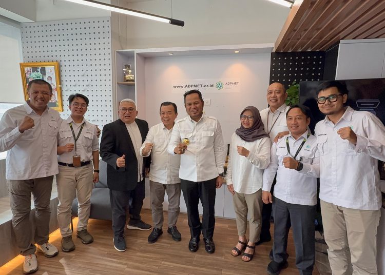 Bersama Gubernur Kalimantan Timur Rudy Mas’ud selaku Wakil Ketua Umum ADPMET dan Andang Bachtiar selaku Sekjen ADPMET, Gubernur Al Haris mengadakan diskusi singkat tentang beberapa pembahasan