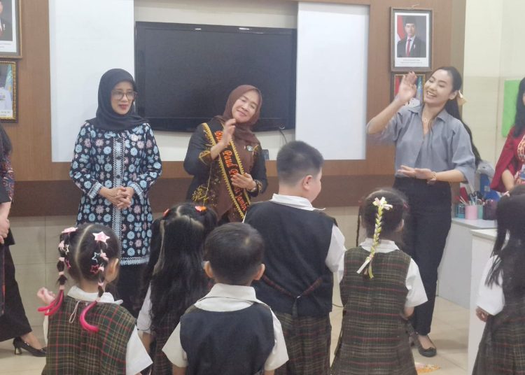 Hj. Hesti Haris menyampaikan apresiasinya atas capaian luar biasa Karunia Global School yang telah memperoleh akreditasi nasional dengan predikat A di seluruh jenjang pendidikan, mulai dari Kelompok Bermain, SD, SMP hingga SMA