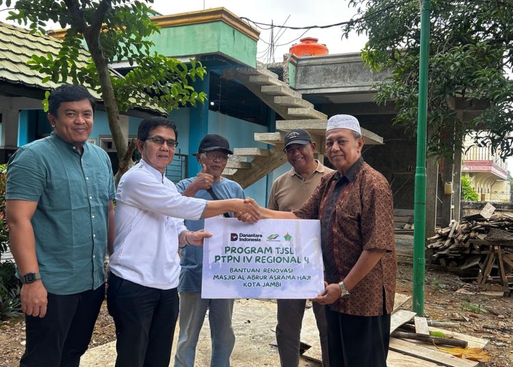 Bantuan PTPN IV Regional 4 untuk kenyamanan ibadah umat Islam itu, langsung diserahkan Kasubag TJSL Regional 4, Sumarfin Purba kepada Ketua Masjid Jami' Al-Mabrur, Drs H Sumantri dihadapan pengurus lain dan jamaah