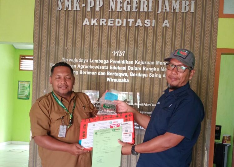 Kepala sekolah (Kepsek) SMK negeri PP, Khairul Azmi SP, MM langsung menerima kecambah bibit kelapa sawit yang diserahkan Kasubag TJSL Regional 4 Jambi, Sumarfin Purba