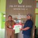 Kepala sekolah (Kepsek) SMK negeri PP, Khairul Azmi SP, MM langsung menerima kecambah bibit kelapa sawit yang diserahkan Kasubag TJSL Regional 4 Jambi, Sumarfin Purba