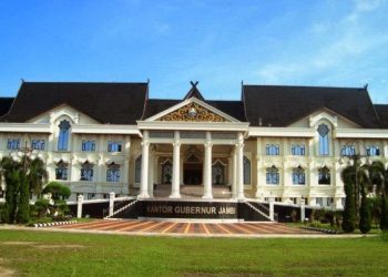 Gubernur tidak bisa serta-merta mengambil alih kewenangan teknis kota/kabupaten, kecuali dalam hal pembinaan dan pengawasan umum. Apa yang dilakukan Al Haris adalah bentuk penghormatan pada aturan perundangan sekaligus menunjukkan kedewasaan dalam berdemokrasi