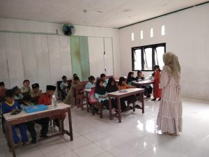 Sekretaris PTPN IV Regional 4, Hariman Siregar, menyampaikan bahwa bantuan untuk SD Kelas Jauh ini merupakan bentuk kepedulian dan empati BUMN perkebunan dalam mendukung program Presiden Prabowo Subianto dalam mencerdaskan generasi penerus bangsa 