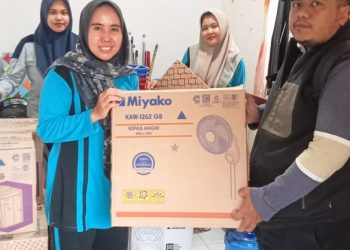 Penyerahan bantuan fasilitas untuk SD Kelas Jauh di Desa Rantau Benar, Kecamatan Renah Mendaluh, Kabupaten Tanjung Jabung Barat