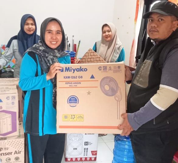 Penyerahan bantuan fasilitas untuk SD Kelas Jauh di Desa Rantau Benar, Kecamatan Renah Mendaluh, Kabupaten Tanjung Jabung Barat