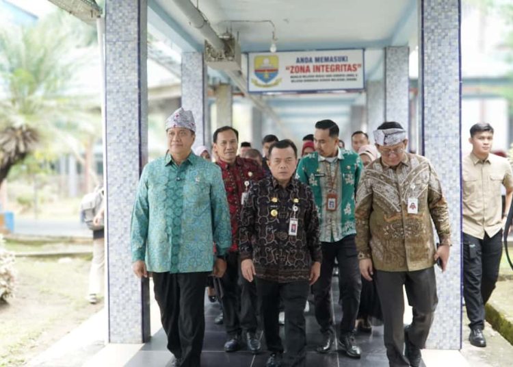 Wamen PAN-RB meninjau langsung pelayanan kesehatan dan menyempatkan diri untuk berdialog dengan tenaga kesehatan dan juga pasien yang sedang berobat jalan di klinik bedah, klinik jantung, dan klinik penyakit dalam