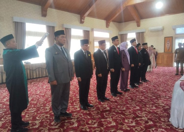 Bupati Hj. Dillah Hikmah Sari, S.T., menyampaikan, dengan dilakukannya pelantikan ini, tugas berat, tanggungjawab dan loyalitas kepala OPD sangat dibutuhkan untuk kemajuan Kabupaten Tanjab Timur dan juga kesejahteraan masyarakat