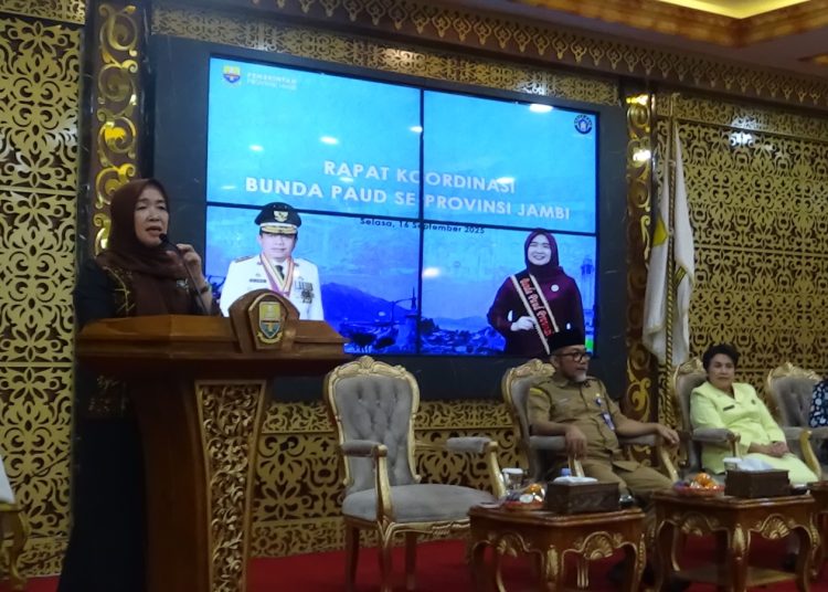 Bunda PAUD Provinsi Jambi Hj. Hesti Haris menyampaikan apresiasi kepada seluruh Bunda PAUD kabupaten/kota yang tetap hadir meskipun ditengah kesibukan di masyarakat