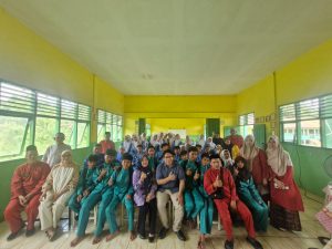 Hj. Hesti Haris menyampaikan rasa bahagianya dapat menyaksikan langsung proses belajar siswa dengan metode Smart Edu