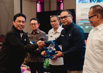 PalmCo berkomitmen menjadi mitra petani untuk memastikan keberlanjutan produktivitas dan kesejahteraan. Sejalan dengan visi kemandiran pangan dan penguatan petani, kami mendorong peremajaan sawit rakyat, penyediaan bibit unggul bersertifikat, hingga penguatan kelembagaan petani