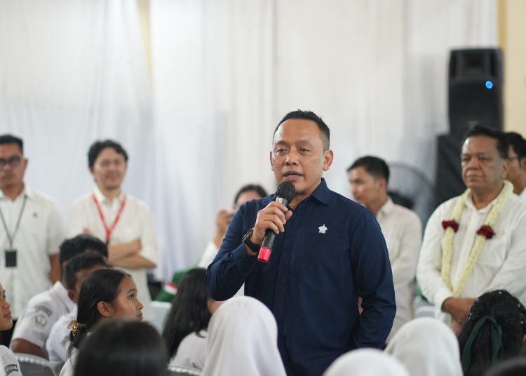 Jangan pernah ragu memiliki cita-cita dan teruslah belajar dengan tekun. Kesuksesan bukan hanya milik mereka yang beruntung, tapi juga milik mereka yang berusaha tanpa henti