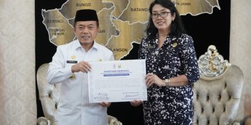 Gubernur Al Haris menyampaikan bahwa penerapan sistem merit dan manajemen talenta akan memberikan kemudahan bagi pemerintah daerah dalam menempatkan pegawai sesuai dengan kompetensi yang dimiliki