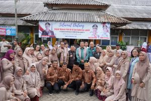 Gubernur Al Haris bersama anak-anak sekolah juga mengucapkan terima kasih kepada Bapak Presiden Republik Indonesia