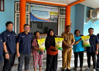 PTPN IV Regional 4 Jambi, menjual beras SPHP ukuran karung 5 kilogram seharga Rp 60.000 di halaman kantor Desa Markanding