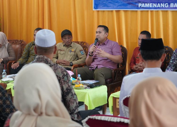 H M Syukur kecewa karena rendahnya tingkat kedisiplinan yang ditunjukkan atas keterlambatan sebagian peserta sosialisasi tiba di lokasi acara