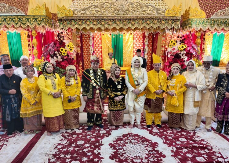Bupati Tanjung Jabung Timur, Dilla Hikmasari Hich, ST, menerima gelar adat “Puti Betuah Payung Negeri” dari LAM Provinsi Jambi