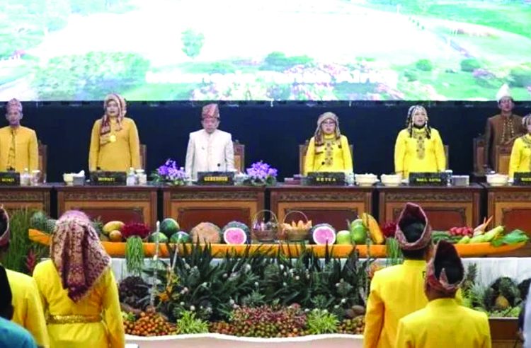 Bupati Dillah menyampaikan rasa syukur atas perjalanan panjang pembangunan sejak Tanjung Jabung Timur resmi berdiri melalui Undang-Undang Nomor 54 Tahun 1999