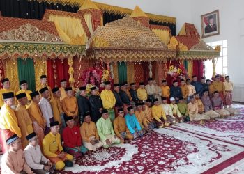 Sebagai mana tradisi adat Melayu, Ibarat gayung bersambut antara ketua lembaga adat Melayu Tanjabtim dengan ketua lembaga adat Melayu Prov Jambi memberikan berbagai seloko dan pantun sebagai ujud proses gelar adat Melayu si Putih Hati terhadap bupati Tanjabtim Dillah Hikmah Sari