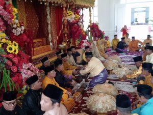 Pemberian dan penyerahan gelar adat melayu dari 11 kecamatan terhadap Hj. Dillah Hikmah Sari, ditandai dengan menyerahkan tepak sirih melalui ketua adat Melayu dari 11 kecamatan