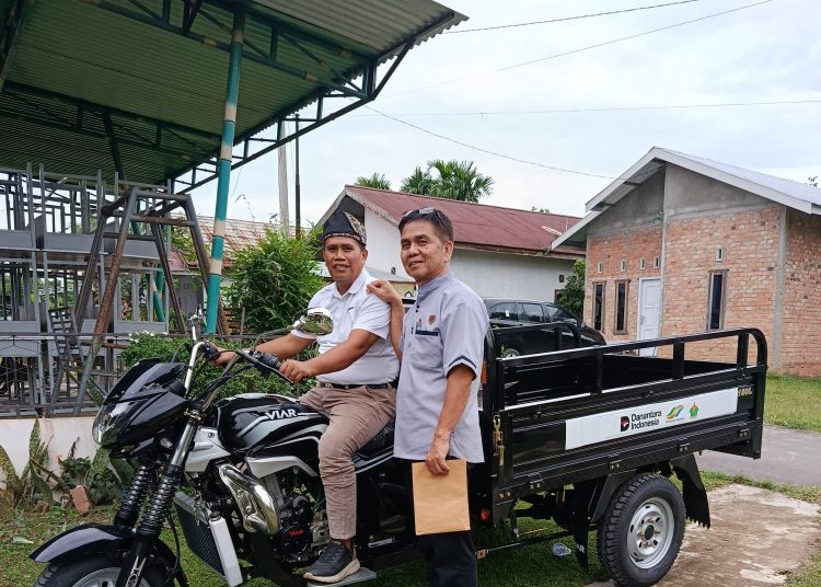 Bantuan kendaraan merek Viar itu, diserahkan langsung Kasubag TJSL Regional 4, Sumarfin Purba dan diterima langsung Ketua RT 33 kelurahan Kenali Asam