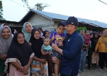Direktur Utama PTPN IV PalmCo Jatmiko Santosa bersama anak-anak pengungsi banjir dan longsor di Aceh Tamiang. Sejak awal bencana, PalmCo gerak cepat membuka puluhan akses desa yang terisolir, menyediakan jaringan komunikasi darurat, mengevakuasi lebih dari 5.000 jiwa dan menyediakan 45 posko yang tersebar diberbagai titik. PalmCo juga mendistribusikan air bersih, kebutuhan pokok dasar, pakaian hingga kesehatan dalam sekala besar.