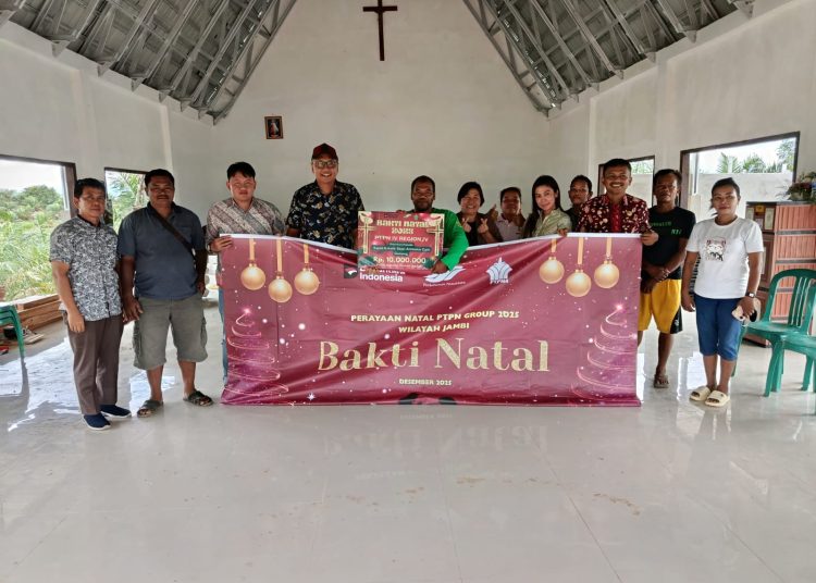 Ketua Panitia Perayaan Natal PTPN Regional 4, Harganta Iswan dan Kasubag TJSL Regional 4, Sumarfin Purba langsung menyerahkan bantuan ke gereja dan panti asuhan.