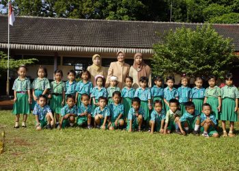 Terima kasih kepada para pendidik yang terus menjaga api belajar anak-anak Indonesia. Pengabdian Anda menjadi penuntun bagi masa depan yang lebih baik