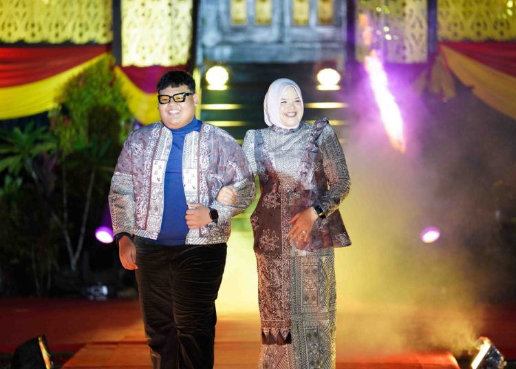 Penampilan batik Tanjab Timur kali ini, langsung diperagakan oleh Bupati Tanjung Jabung Timur Dillah Hikmah Sari