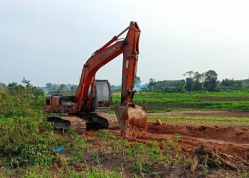 Meski berlangsung berbulan-bulan, merusak jalan perkebunan, serta melintasi areal PTPN IV Regional I Kebun Tanah Raja, aktivitas tersebut terkesan dibiarkan tanpa penindakan tegas