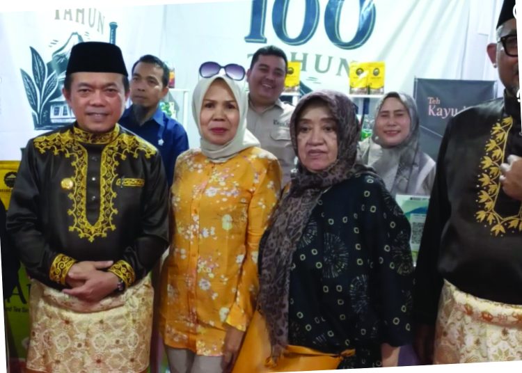 Gubernur Jambi DR Al Haris dan Ny Hesti Haris serta Bupati Kerinci Monadi, S.Sos MSi juga menyempatkan diri berdialog dengan karyawan PTPN IV Regional 4 yang berjaga sambil minum Teh legendaris Teh Kayu Aro
