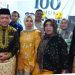 Gubernur Jambi DR Al Haris dan Ny Hesti Haris serta Bupati Kerinci Monadi, S.Sos MSi juga menyempatkan diri berdialog dengan karyawan PTPN IV Regional 4 yang berjaga sambil minum Teh legendaris Teh Kayu Aro