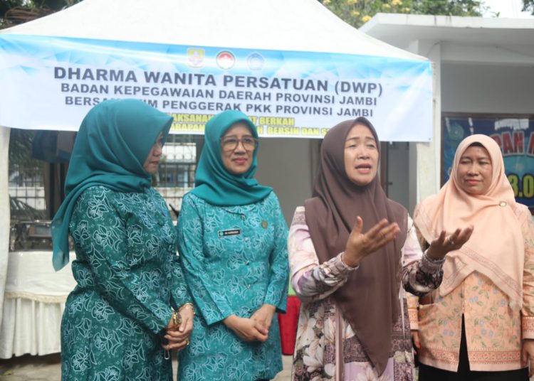 Alhamdulillah, tadi sudah sama-sama menikmati nasi kuning di Halaman Rumah Berkah PKK Provinsi Jambi