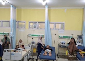 Direktur Rumah Sakit Umum Ahmad Ripin, Agus Subakti mengatakan, sampai saat ini setidaknya ada puluhan orang murid yang sudah ditangani oleh petugas kesehatan