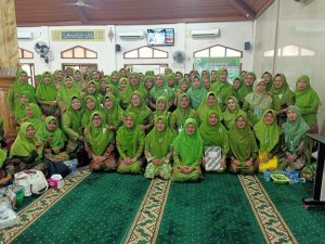 Pengurus Muslimat NU berfose sejenak 