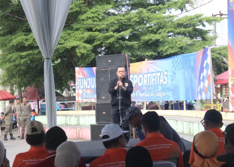 Gubernur Al Haris memberi kata sambutan dan membuka secara resmi Lomba Perahu Tradisional sekaligus menutup rangkaian HUT ke 69 Provinsi Jambi Tahun 2026
