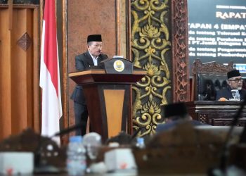Gubernur Al Haris memberikan penghargaan kepada pimpinan dan segenap Anggota Dewan yang telah banyak mencurahkan sumbangsih energi dan pikiran terhadap penyusunan Ranperda