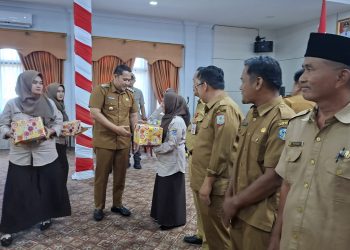 Penyerahan hadiah itu dilakukan sesuai pelaksanaan Rapat Evaluasi Penerimaan PAD Triwulan IV tahun 2025 di Rumah Dinas Bupati